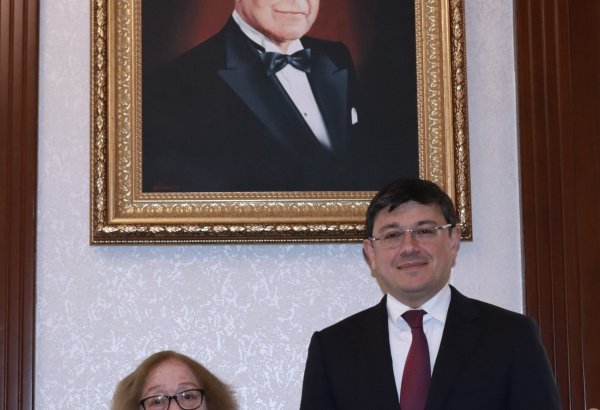 Yazıçı və tərcüməçi Tahirə Cəfərovaya medal təqdim edilib