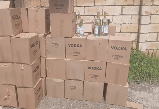 Topdansatış mağazasında saxta spirtli içkilər aşkarlandı (FOTO)