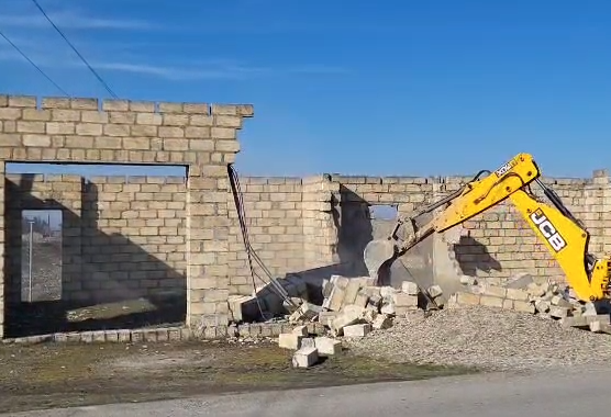 Daha bir qanunsuz tikili sökülüb (VİDEO)