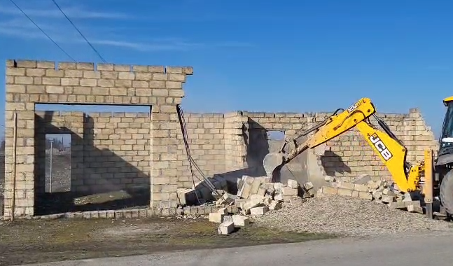 Daha bir qanunsuz tikili sökülüb (VİDEO)