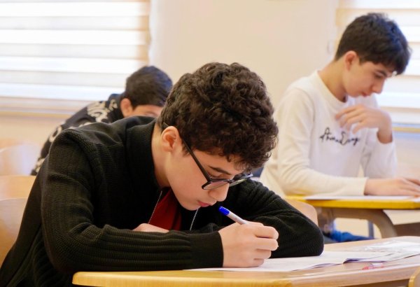 DİM ümumi orta təhsil səviyyəsi üzrə buraxılış imtahanı keçirib (FOTO)