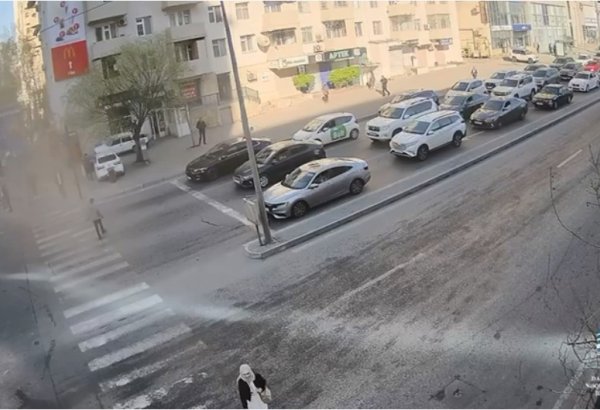 Bakıda əsas yol kəsişmələrindən birində işıqforun yaşıl işığının müddəti artırılıb (VİDEO)
