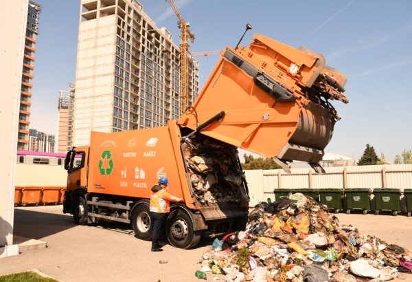 Bakıda bir gündə 24 tona yaxın tullantı çeşidlənir (FOTO)