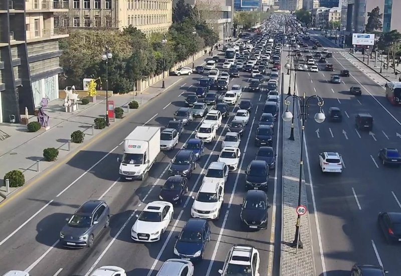Sürücülərin NƏZƏRİNƏ: Paytaxtın bir sıra yollarında tıxac var - SİYAHI (FOTO)