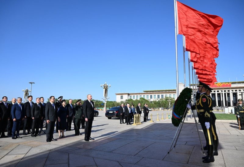 Prezident İlham Əliyev Pekində Xalq Qəhrəmanları Abidəsini ziyarət edib (FOTO) (YENİLƏNİB)