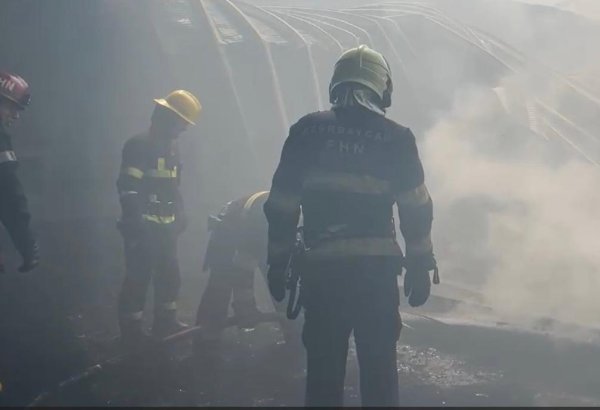 Xırdalanda Quşçuluq yaşayış massivində təkər tullantıları yanır