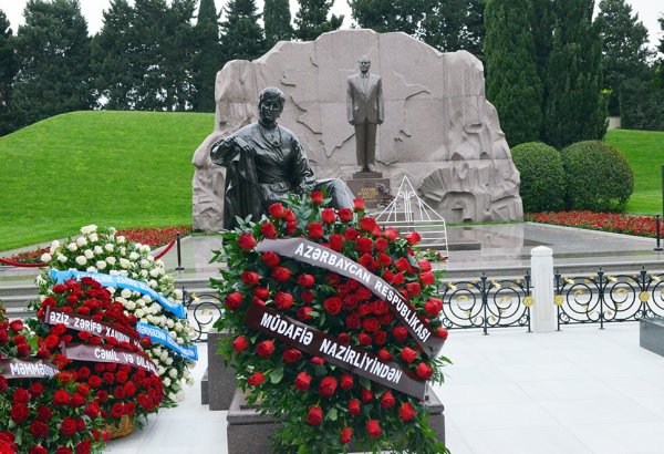 Müdafiə Nazirliyinin bir qrup qadın hərbi qulluqçusu Fəxri xiyabanı ziyarət edib (FOTO/VİDEO)
