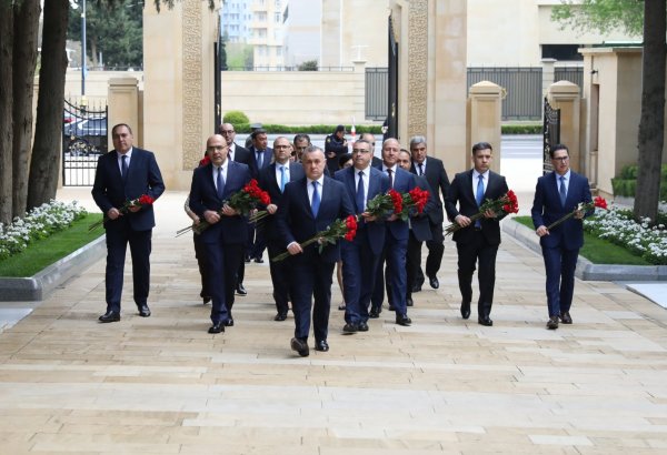 Səhiyyə Nazirliyinin rəhbərliyi görkəmli oftalmoloq-alim, akademik Zərifə xanım Əliyevanın xatirəsini ehtiramla yad edib (FOTO)