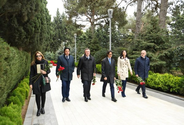 İtaliyalı deputatlar Fəxri xiyaban və Zəfər parkını ziyarət ediblər (FOTO)