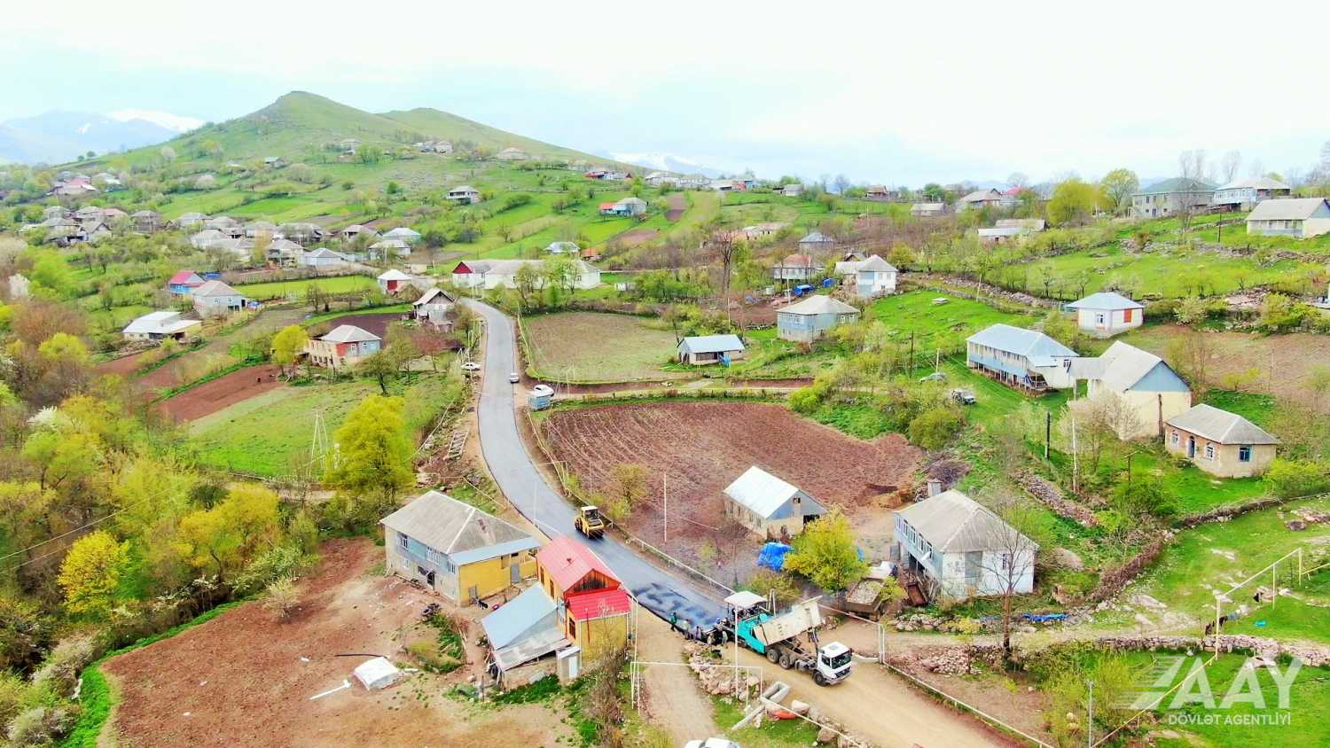 Gədəbəydə 19 yaşayış məntəqəsini birləşdirən avtomobil yolları yenidən qurulur (VİDEO)