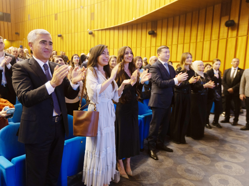 Heydər Əliyev Fondunun vitse-prezidenti Leyla Əliyeva və Arzu Əliyeva “Yalnız mədəniyyət” musiqili-bədii gecədə iştirak ediblər (FOTO)