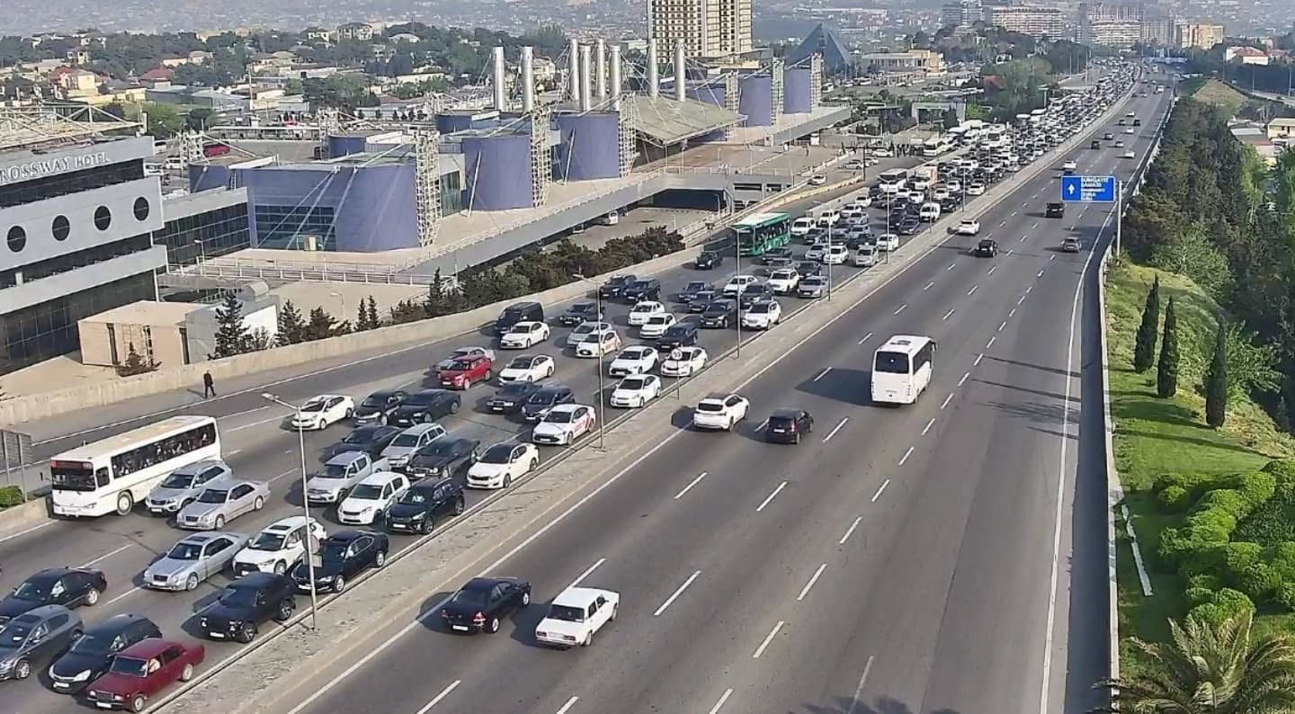 Sürücülərin NƏZƏRİNƏ: Paytaxtın bir sıra yollarında tıxac var - SİYAHI (FOTO)