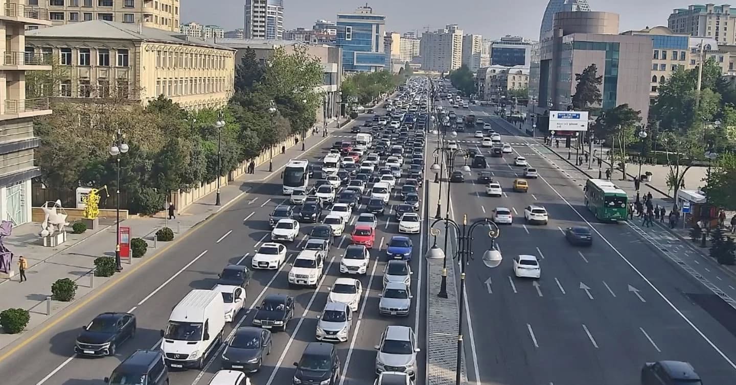 Sürücülərin NƏZƏRİNƏ: Paytaxtın bir sıra yollarında tıxac var - SİYAHI (FOTO)