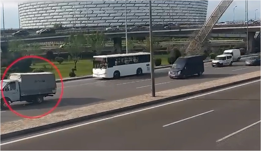 Yolun ortasında dayanan nasaz avtomobil qəzaya səbəb oldu (VİDEO)