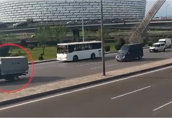 Yolun ortasında dayanan nasaz avtomobil qəzaya səbəb oldu (VİDEO)
