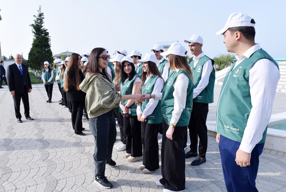 Heydər Əliyev Fondunun vitse-prezidenti Leyla Əliyeva və Arzu Əliyeva Sumqayıtda ağacəkmə aksiyasında iştirak ediblər (FOTO)