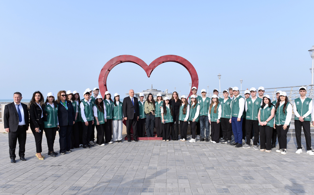 Heydər Əliyev Fondunun vitse-prezidenti Leyla Əliyeva və Arzu Əliyeva Sumqayıtda ağacəkmə aksiyasında iştirak ediblər (FOTO)
