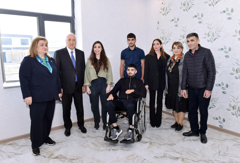 Heydər Əliyev Fondunun vitse-prezidenti Leyla Əliyeva və Arzu Əliyeva Sumqayıtda ağacəkmə aksiyasında iştirak ediblər (FOTO)