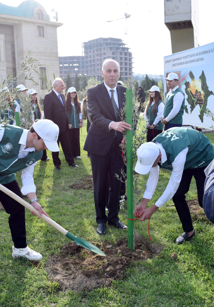 Heydər Əliyev Fondunun vitse-prezidenti Leyla Əliyeva və Arzu Əliyeva Sumqayıtda ağacəkmə aksiyasında iştirak ediblər (FOTO)