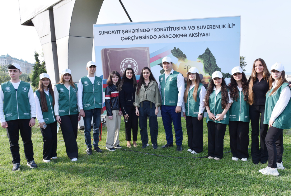 Heydər Əliyev Fondunun vitse-prezidenti Leyla Əliyeva və Arzu Əliyeva Sumqayıtda ağacəkmə aksiyasında iştirak ediblər (FOTO)