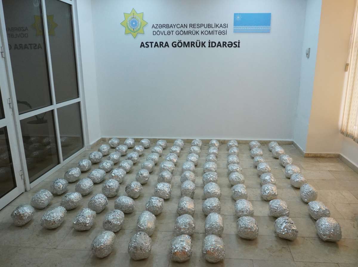 Astara gömrüyündə qarpızın içərisində gizlədilən narkotik aşkar edilib (FOTO)