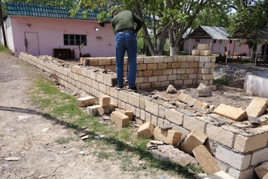Ağcabədidə qanunsuz tikili söküldü (FOTO)