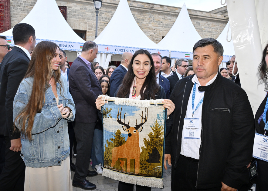 Heydər Əliyev Fondunun vitse-prezidenti Leyla Əliyeva və Bakı Media Mərkəzinin rəhbəri Arzu Əliyeva Beynəlxalq Xalça Festivalını ziyarət ediblər (FOTO)