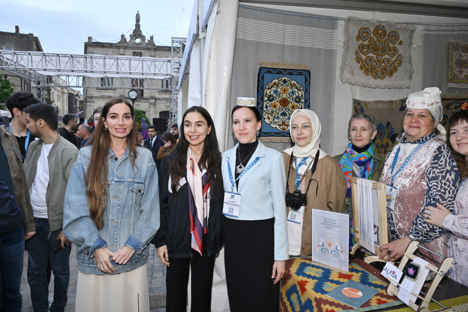 Heydər Əliyev Fondunun vitse-prezidenti Leyla Əliyeva və Bakı Media Mərkəzinin rəhbəri Arzu Əliyeva Beynəlxalq Xalça Festivalını ziyarət ediblər (FOTO)