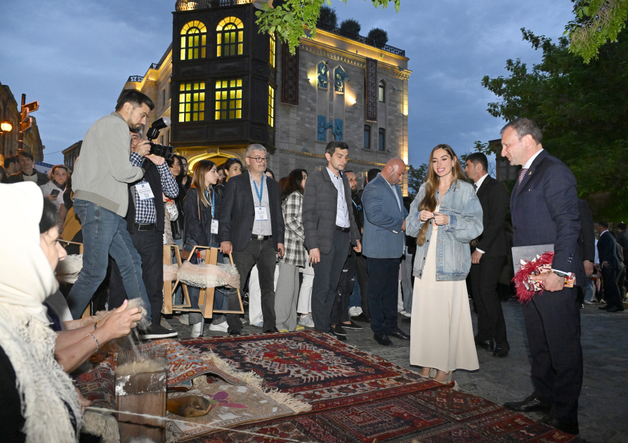 Heydər Əliyev Fondunun vitse-prezidenti Leyla Əliyeva və Bakı Media Mərkəzinin rəhbəri Arzu Əliyeva Beynəlxalq Xalça Festivalını ziyarət ediblər (FOTO)