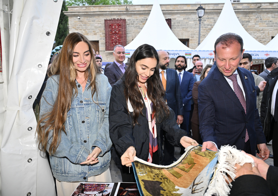 Heydər Əliyev Fondunun vitse-prezidenti Leyla Əliyeva və Bakı Media Mərkəzinin rəhbəri Arzu Əliyeva Beynəlxalq Xalça Festivalını ziyarət ediblər (FOTO)