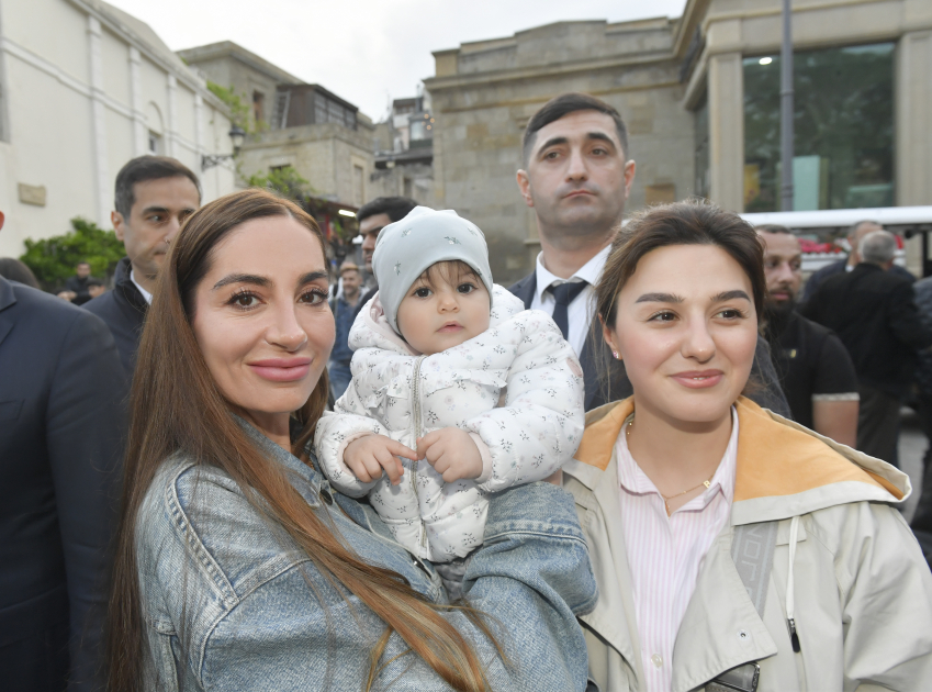 Heydər Əliyev Fondunun vitse-prezidenti Leyla Əliyeva və Bakı Media Mərkəzinin rəhbəri Arzu Əliyeva Beynəlxalq Xalça Festivalını ziyarət ediblər (FOTO)