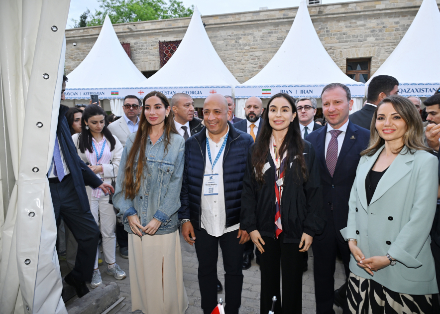 Heydər Əliyev Fondunun vitse-prezidenti Leyla Əliyeva və Bakı Media Mərkəzinin rəhbəri Arzu Əliyeva Beynəlxalq Xalça Festivalını ziyarət ediblər (FOTO)