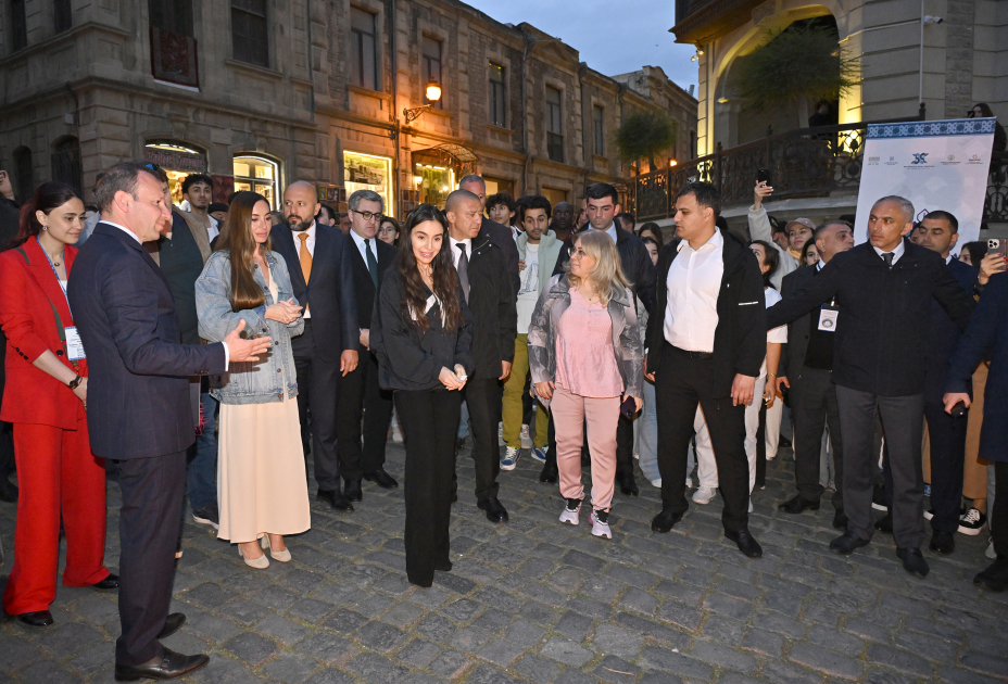 Heydər Əliyev Fondunun vitse-prezidenti Leyla Əliyeva və Bakı Media Mərkəzinin rəhbəri Arzu Əliyeva Beynəlxalq Xalça Festivalını ziyarət ediblər (FOTO)
