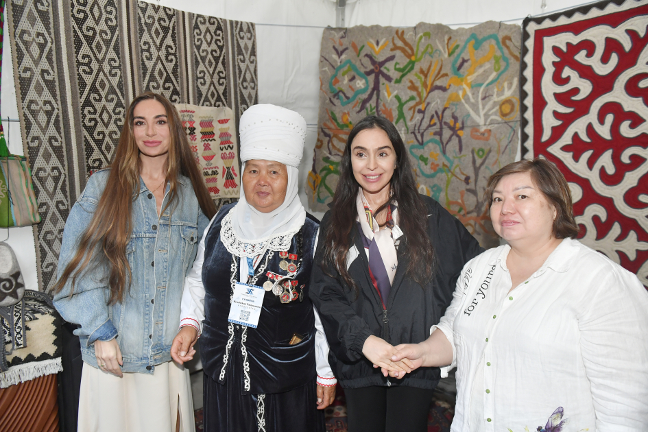 Heydər Əliyev Fondunun vitse-prezidenti Leyla Əliyeva və Bakı Media Mərkəzinin rəhbəri Arzu Əliyeva Beynəlxalq Xalça Festivalını ziyarət ediblər (FOTO)
