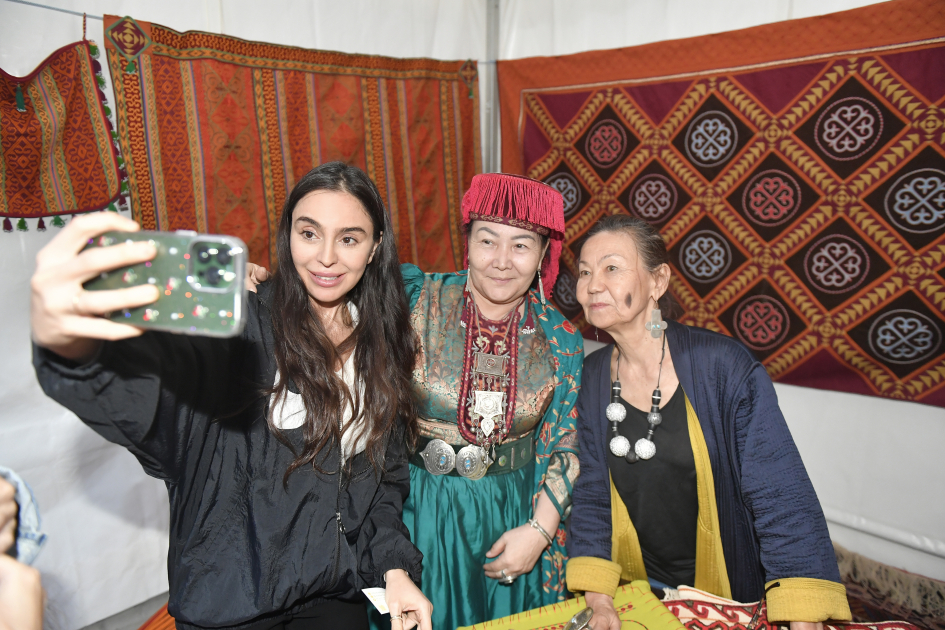 Heydər Əliyev Fondunun vitse-prezidenti Leyla Əliyeva və Bakı Media Mərkəzinin rəhbəri Arzu Əliyeva Beynəlxalq Xalça Festivalını ziyarət ediblər (FOTO)