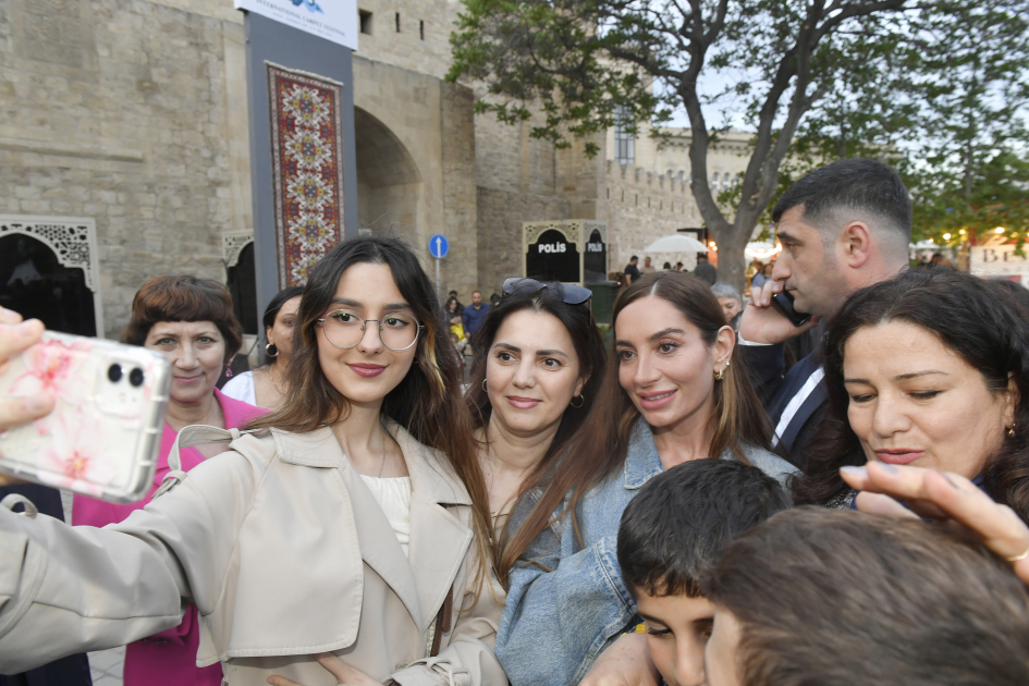 Heydər Əliyev Fondunun vitse-prezidenti Leyla Əliyeva və Bakı Media Mərkəzinin rəhbəri Arzu Əliyeva Beynəlxalq Xalça Festivalını ziyarət ediblər (FOTO)