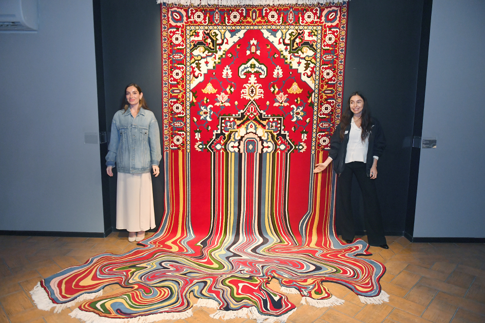 Heydər Əliyev Fondunun vitse-prezidenti Leyla Əliyeva və Bakı Media Mərkəzinin rəhbəri Arzu Əliyeva Beynəlxalq Xalça Festivalını ziyarət ediblər (FOTO)