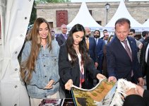 Heydər Əliyev Fondunun vitse-prezidenti Leyla Əliyeva və Bakı Media Mərkəzinin rəhbəri Arzu Əliyeva Beynəlxalq Xalça Festivalını ziyarət ediblər (FOTO)