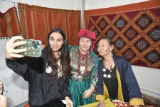 Heydər Əliyev Fondunun vitse-prezidenti Leyla Əliyeva və Bakı Media Mərkəzinin rəhbəri Arzu Əliyeva Beynəlxalq Xalça Festivalını ziyarət ediblər (FOTO)