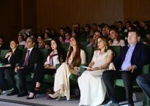 Heydər Əliyev Fondunun vitse-prezidenti Leyla Əliyeva və Bakı Media Mərkəzinin rəhbəri Arzu Əliyeva həssas qruplara aid şəxslərin yaradıcılıq prosesi ilə tanış olublar (FOTO)