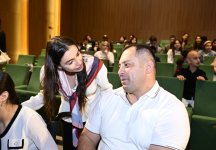 Heydər Əliyev Fondunun vitse-prezidenti Leyla Əliyeva və Bakı Media Mərkəzinin rəhbəri Arzu Əliyeva həssas qruplara aid şəxslərin yaradıcılıq prosesi ilə tanış olublar (FOTO)