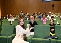 Heydər Əliyev Fondunun vitse-prezidenti Leyla Əliyeva və Bakı Media Mərkəzinin rəhbəri Arzu Əliyeva həssas qruplara aid şəxslərin yaradıcılıq prosesi ilə tanış olublar (FOTO)