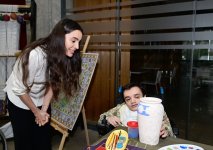 Heydər Əliyev Fondunun vitse-prezidenti Leyla Əliyeva və Bakı Media Mərkəzinin rəhbəri Arzu Əliyeva həssas qruplara aid şəxslərin yaradıcılıq prosesi ilə tanış olublar (FOTO)