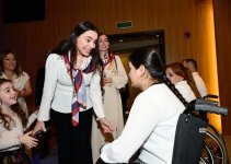 Heydər Əliyev Fondunun vitse-prezidenti Leyla Əliyeva və Bakı Media Mərkəzinin rəhbəri Arzu Əliyeva həssas qruplara aid şəxslərin yaradıcılıq prosesi ilə tanış olublar (FOTO)