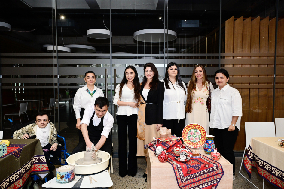 Heydər Əliyev Fondunun vitse-prezidenti Leyla Əliyeva və Bakı Media Mərkəzinin rəhbəri Arzu Əliyeva həssas qruplara aid şəxslərin yaradıcılıq prosesi ilə tanış olublar (FOTO)