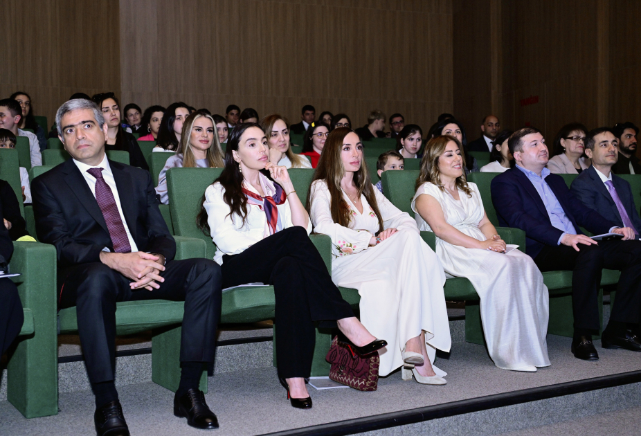 Heydər Əliyev Fondunun vitse-prezidenti Leyla Əliyeva və Bakı Media Mərkəzinin rəhbəri Arzu Əliyeva həssas qruplara aid şəxslərin yaradıcılıq prosesi ilə tanış olublar (FOTO)