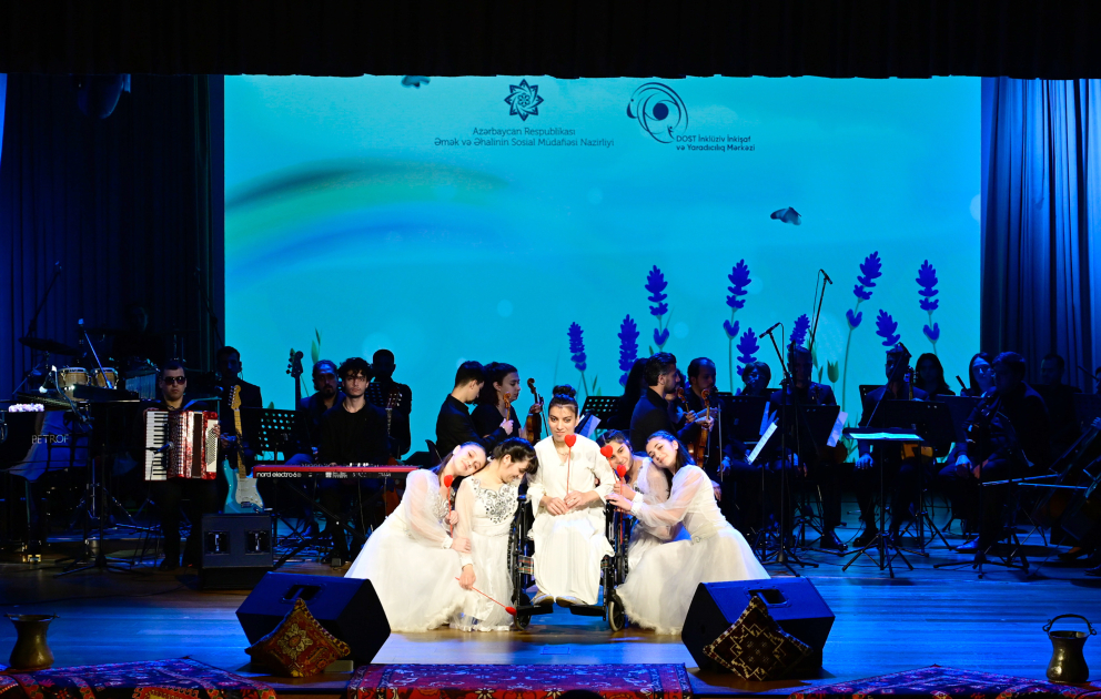 Heydər Əliyev Fondunun vitse-prezidenti Leyla Əliyeva və Bakı Media Mərkəzinin rəhbəri Arzu Əliyeva həssas qruplara aid şəxslərin yaradıcılıq prosesi ilə tanış olublar (FOTO)