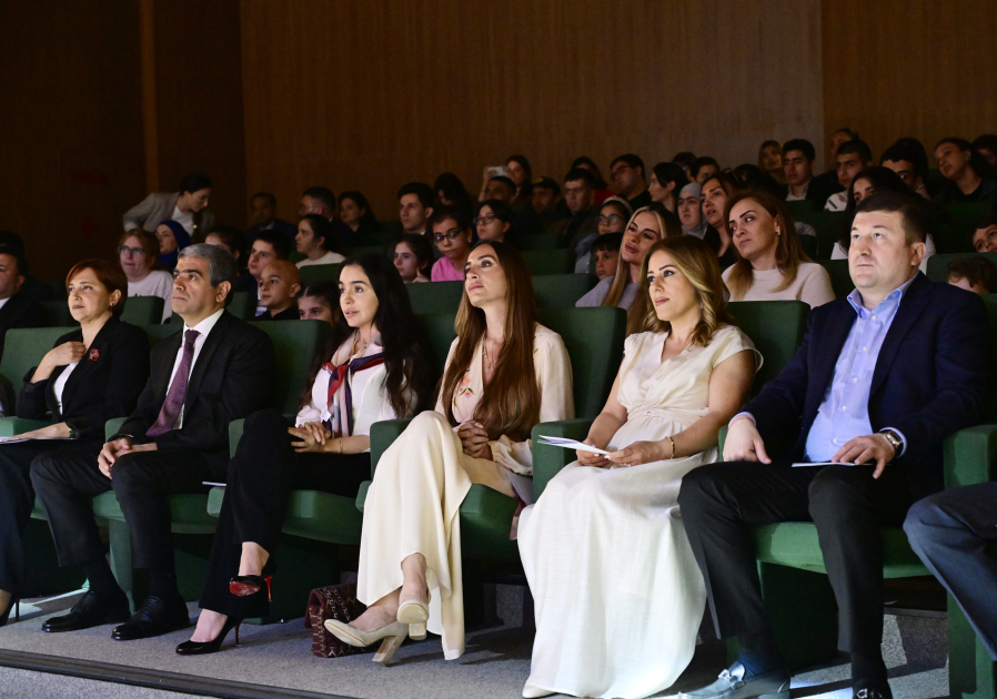 Heydər Əliyev Fondunun vitse-prezidenti Leyla Əliyeva və Bakı Media Mərkəzinin rəhbəri Arzu Əliyeva həssas qruplara aid şəxslərin yaradıcılıq prosesi ilə tanış olublar (FOTO)