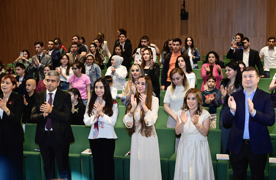 Heydər Əliyev Fondunun vitse-prezidenti Leyla Əliyeva və Bakı Media Mərkəzinin rəhbəri Arzu Əliyeva həssas qruplara aid şəxslərin yaradıcılıq prosesi ilə tanış olublar (FOTO)