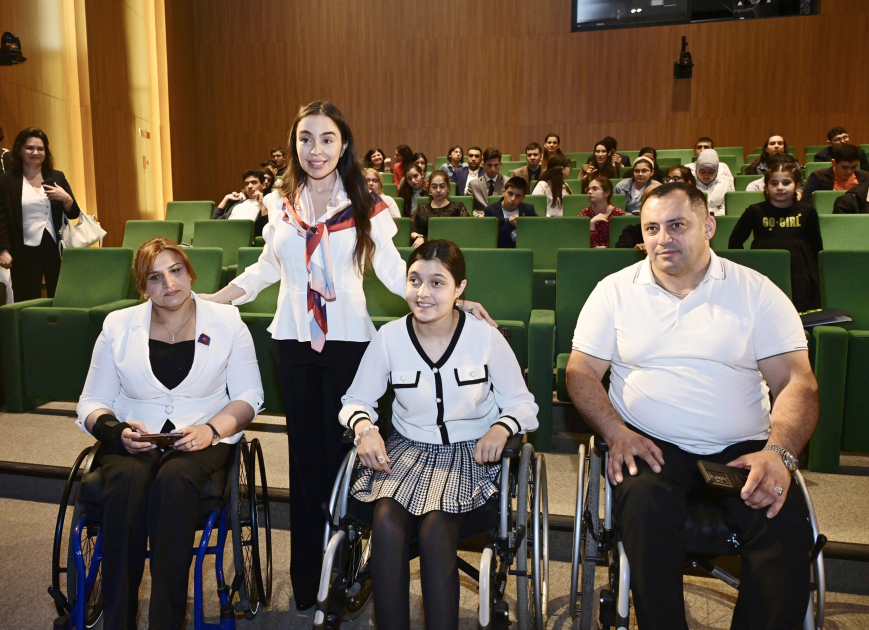 Heydər Əliyev Fondunun vitse-prezidenti Leyla Əliyeva və Bakı Media Mərkəzinin rəhbəri Arzu Əliyeva həssas qruplara aid şəxslərin yaradıcılıq prosesi ilə tanış olublar (FOTO)